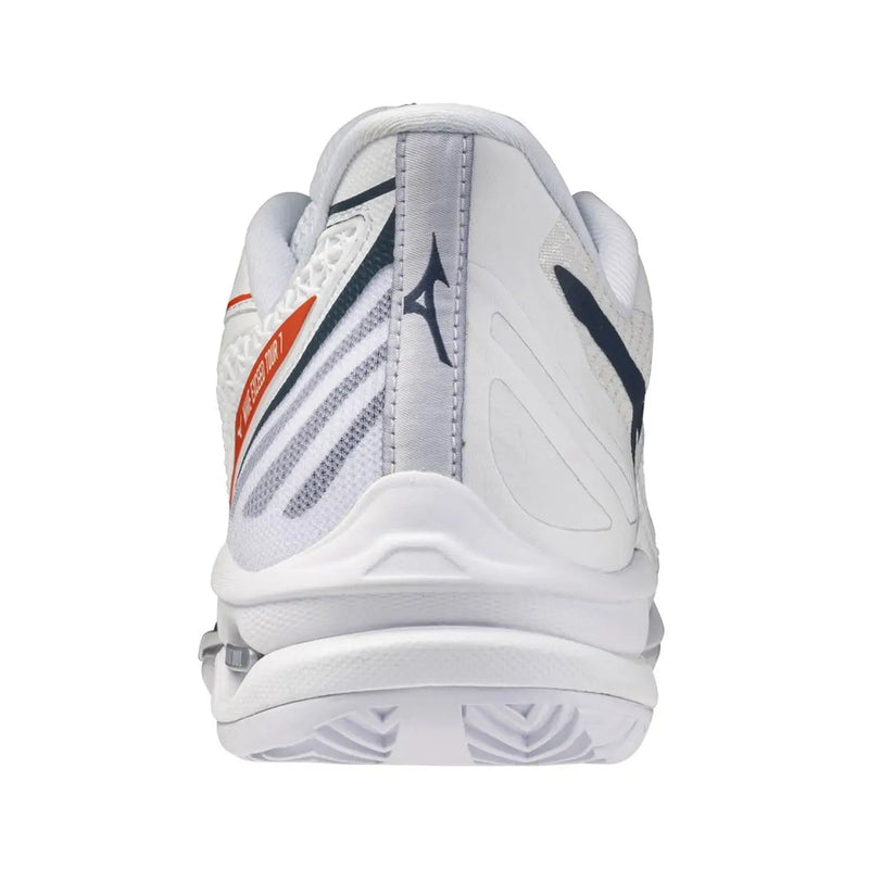 Weißer Mizuno Herren-Volleyballschuh mit schwarzen und orangen Akzenten, Mesh-Obermaterial und stützender Zwischensohle für sportliche Aktivitäten