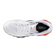 Weiße Mizuno Herren-Sneaker mit orangefarbenen und marineblauen Akzenten, Obermaterial aus Mesh und Gummisohle für sportliche Aktivitäten
