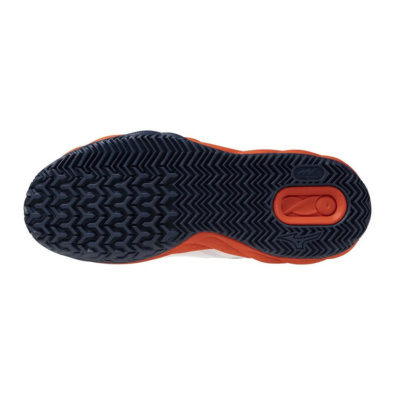 Mizuno Herren-Sneaker aus weißem Stoff mit orange-schwarzer Gummisohle und Zickzackprofil.