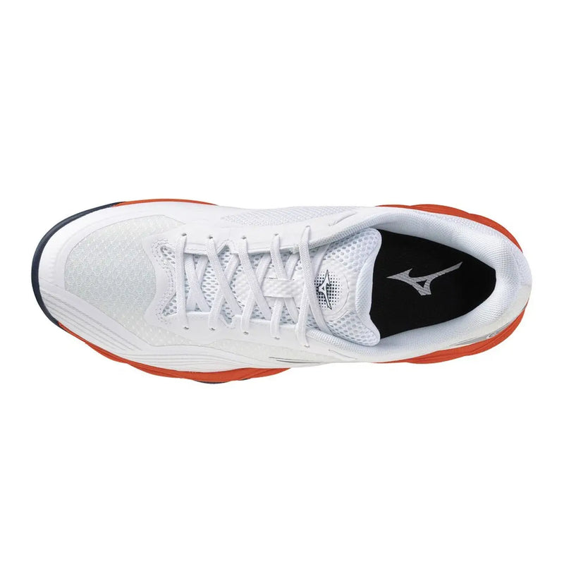 Weiße Mizuno Herren-Sneaker aus Stoff mit orangefarbenen Akzenten und schwarzer Gummisohle, entwickelt für Volleyball-Leistungen