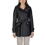 Schwarzer, zweireihiger Trenchcoat mit Gürtel in der Taille, silbernen Reißverschlüssen, Knöpfen und strukturierter Schulterpartie von Morgan De Toi