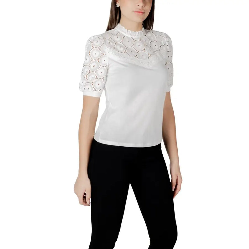 Morgan De Toi Weiße, kurzärmelige Baumwollbluse mit Rollkragen und zarten Spitzendetails an Kragen und Ärmeln.