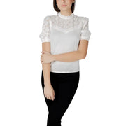 Morgan De Toi Weiße, kurzärmelige Baumwollbluse mit Rollkragen, zarten Spitzendetails und Puffärmeln (Vorderansicht)
