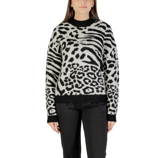 Morgan De Toi Weißer Strickpullover mit Leopardenmuster und langen Ärmeln, schwarz-weißer Tierprint, hoher Kragen, gerippte Bündchen und Saum.