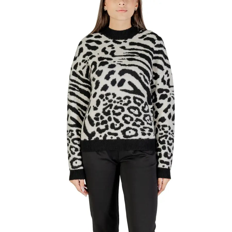 Women’s black and white animal print crew neck knit sweater from Morgan De Toi