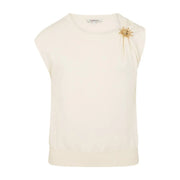 Morgan De Toi Damen-Strickwaren, beige, ärmellos top mit cremefarbenem Haar und einer goldenen Sonnenbrosche auf der Schulter