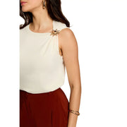 Eine goldene Sonnenstrahlbrosche war an der Schulter einer Person befestigt. Morgan De Toi Damen-Strickwaren, beige, ärmellos top in cremefarben