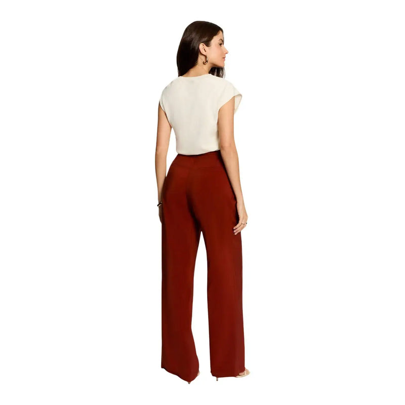 Das Model trägt Morgan De Toi Damen-Strickwaren, beige, ärmellos top kombiniert mit einer eleganten, bordeauxroten Hose mit weitem Bein