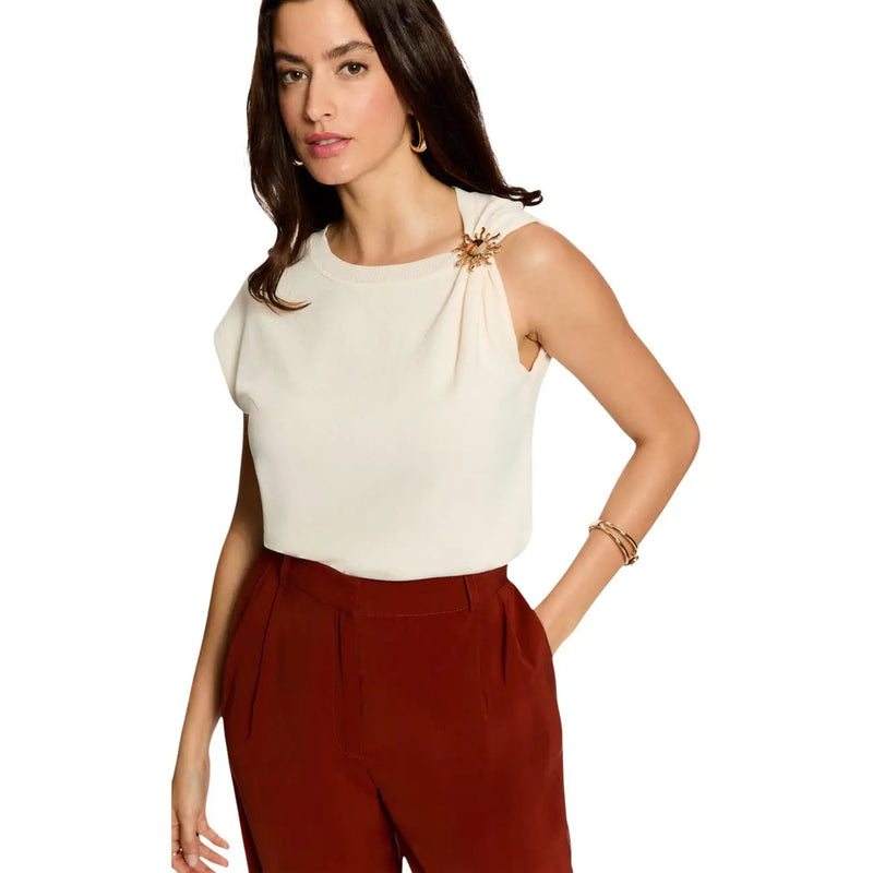 Morgan De Toi Damen-Strickwaren, beige, ärmellos top mit cremefarbener, drapierter Schulterpartie und kunstvoller goldener Sternbrosche