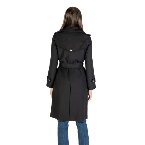 Morgan De Toi Schwarzer Damenblazer aus Polyester im Trenchcoat-Stil mit Gürtel in der Taille und Schulterklappen, von hinten gesehen.