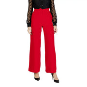 Morgan De Toi Schwarze Damen-Polyesterhose mit Reißverschluss und taillierter Passform, abgebildet mit einer leuchtend roten, hochgeschnittenen Hose mit weitem Bein.