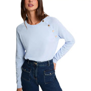 Morgan De Toi Damen-Strickjacke in Blau mit Knöpfen, bestehend aus einem hellblauen, langärmeligen Pullover mit goldenen Knöpfen an der Schulter.