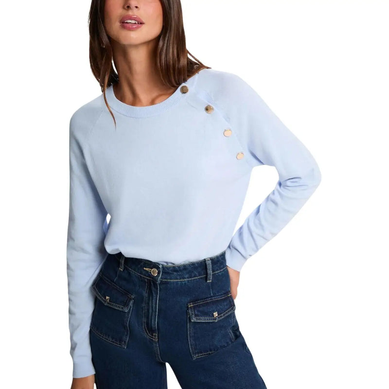 Morgan De Toi Damen-Strickjacke in Blau mit Knöpfen, bestehend aus einem hellblauen, langärmeligen Pullover mit goldenen Knöpfen an der Schulter.