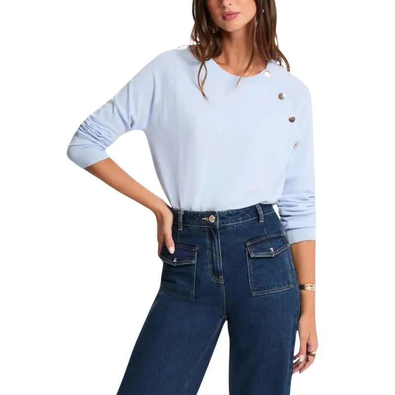 Morgan de toi Damen-Strickjacke in Blau mit Knöpfen, hellblauen Dreiviertelärmeln und dekorativen Knöpfen vorne.