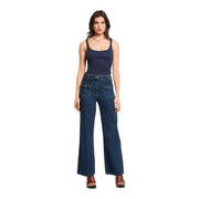 Dunkelblaue, hochgeschnittene Jeans aus Denim mit Vordertaschen und ausgestellten Beinen, kombiniert mit morgan de toi blaue Viskose top