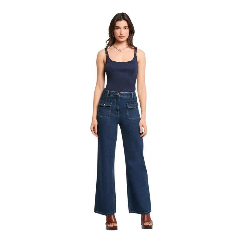 Dunkelblaue, hochgeschnittene Jeans aus Denim mit Vordertaschen und ausgestellten Beinen, kombiniert mit morgan de toi blaue Viskose top