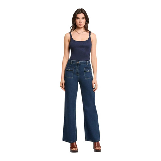 Dunkelblaue, hochgeschnittene Jeans aus Denim mit Vordertaschen und ausgestellten Beinen, kombiniert mit morgan de toi blaue Viskose top