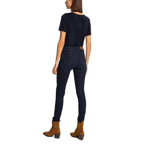 Dunkelblaue Skinny-Jeans mit brauner Ledergürtelschlaufe und dezenten Ziernähten, kombiniert mit morgan de toi blaues, schlichtes Polyester-T-Shirt mit V-Ausschnitt