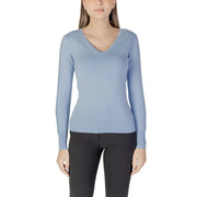 Morgan de toi Damen-Strickwaren aus Viskose in Blau: Ein weicher, hellblauer Langarmpullover mit V-Ausschnitt und glatter Strickstruktur.