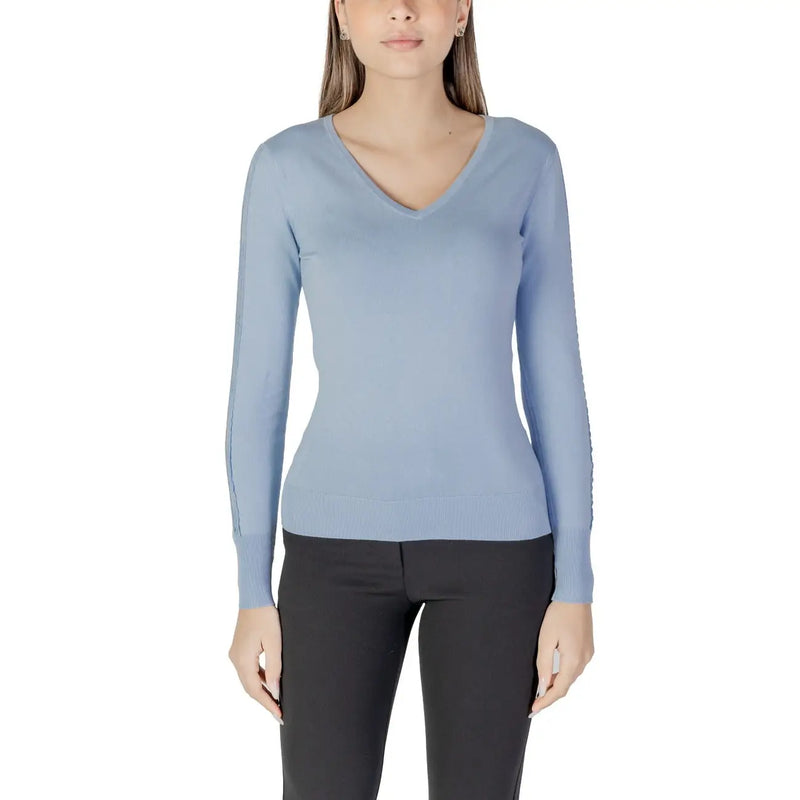 Morgan de toi Damen-Strickwaren aus Viskose in Blau: Ein weicher, hellblauer Langarmpullover mit V-Ausschnitt und glatter Strickstruktur.