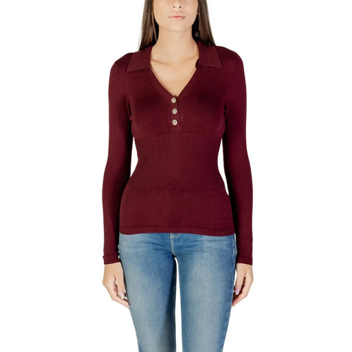 Ein bordeauxroter, langärmeliger Strickpullover top mit Kragen und drei Knöpfen von Morgan De Toi aus Viskose
