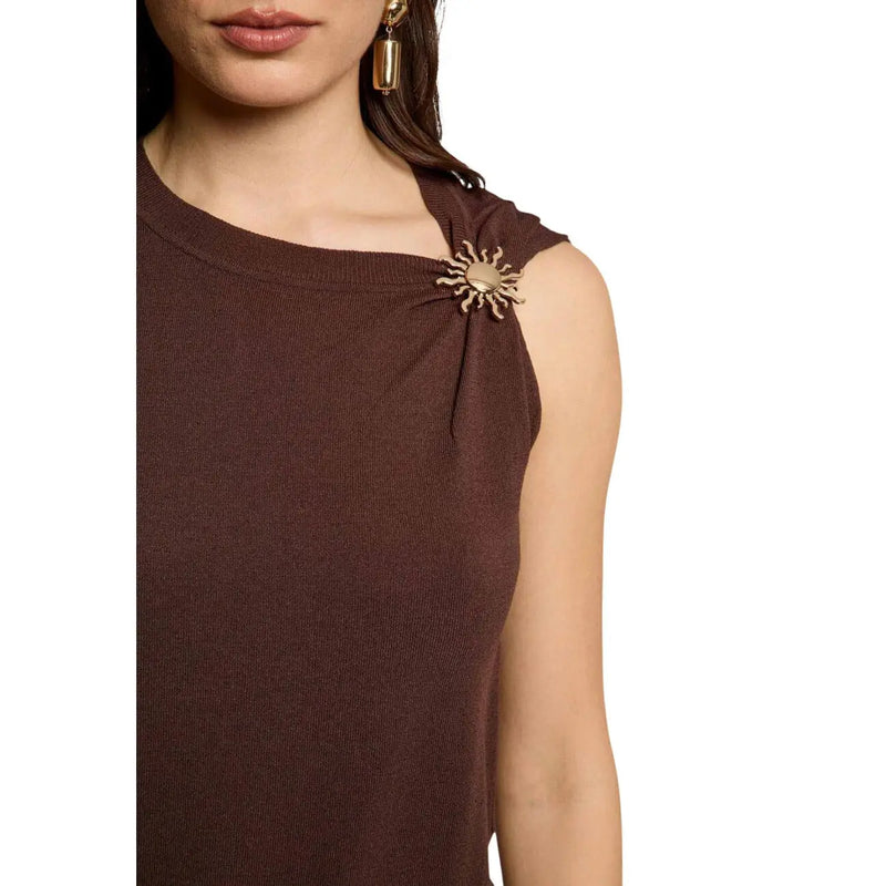 Morgan de toi braune ärmellose Strickwaren für Damen top mit einer goldenen Sonnenbrosche, die an der Schulter befestigt war