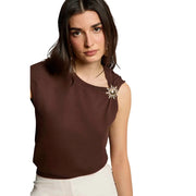 Morgan De Toi Damen braune Strickbekleidung ärmellos top mit einer goldenen Sonnenstrahlbrosche, die an der Schulter befestigt ist