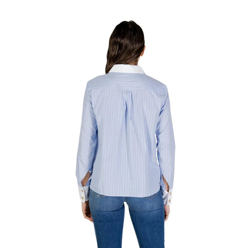 Morgan De Toi Damen hellblaues, nadelgestreiftes Langarmhemd mit Knopfleiste, weißem Kragen und Kapuze