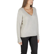 Ribbed light grey V-neck knit sweater with button details on cuffs by Morgan De Toi