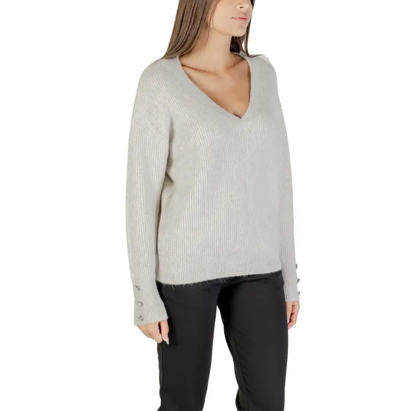 Ribbed light grey V-neck knit sweater with button details on cuffs by Morgan De Toi