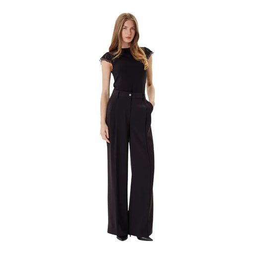 Morgan De Toi Damen ärmelloses Rundhals-Top schwarz top mit Spitzenbesatz, kombiniert mit einer weit geschnittenen schwarzen Hose