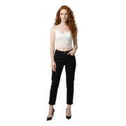 Schwarze High-Waist-Jeans mit umgeschlagenen Säumen und geradem Bein, kombiniert mit einem morgan de toi weißes Polyamid mit V-Ausschnitt top