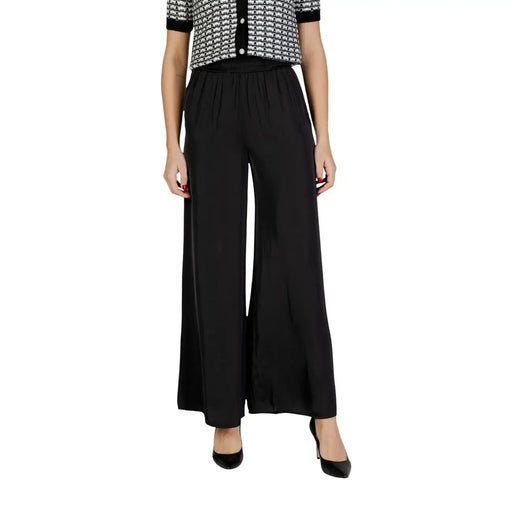 Morgan de toi Schwarze Damenhose aus Polyester mit weitem Bein, fließendem Stoff und dezenten Bundfalten.