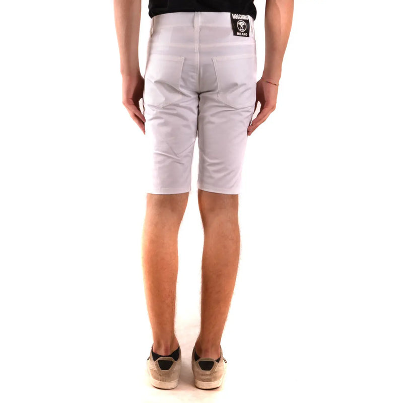 Moschino Baumwollshorts für Damen in Weiß mit schwarzem Markenaufnäher am hinteren Bund, Rückansicht