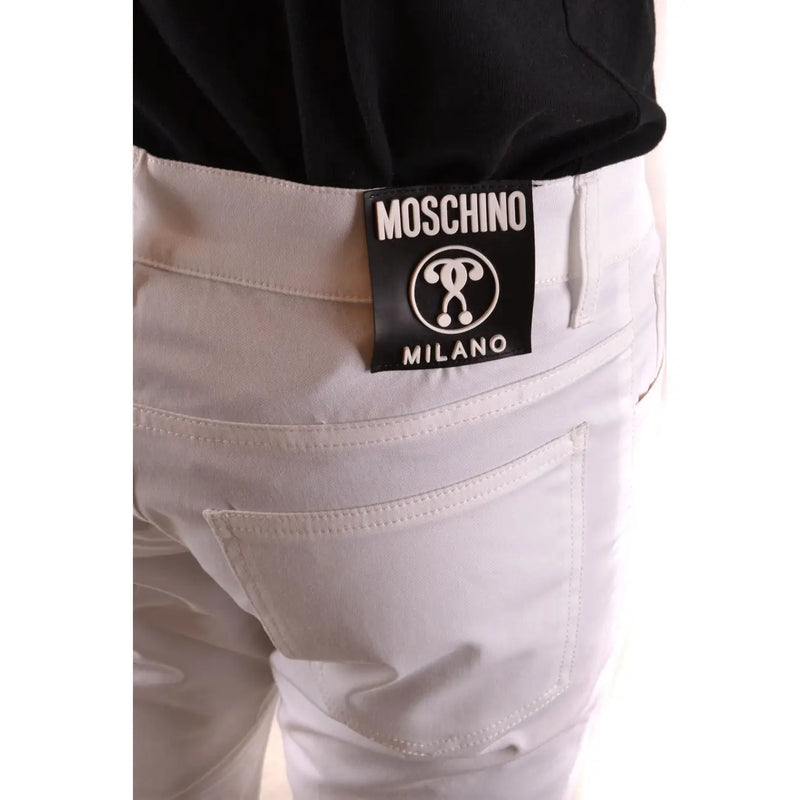 Moschino Baumwollshorts für Damen in Weiß mit schwarzem Markenetikett mit ikonischem Logo, Vorderansicht