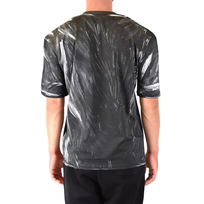 Moschino Männer t-shirt in schwarzem Kurzarmdesign mit einem glänzenden, abstrakten weißen Streifenmuster, das an Plastikfolie erinnert.