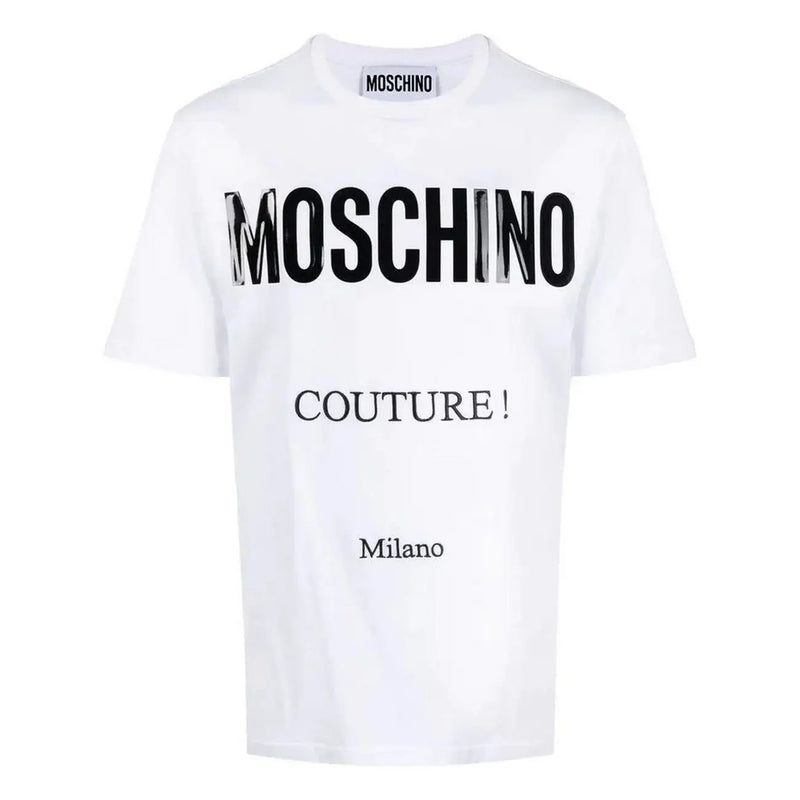 Weiß Moschino Männer t-shirt mit kräftigem schwarzen Metallic Moschino Schriftzug und kleinerer Couture-Milano-Schriftzug auf der Vorderseite