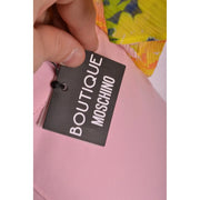 Schwarze rechteckige Boutique Moschino Etikett mit weißer Schrift auf rosafarbener, in Italien hergestellter Damenhose für Frühling/Sommer