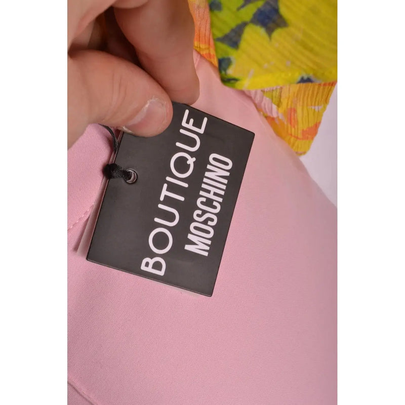 Schwarze rechteckige Boutique Moschino Etikett mit weißer Schrift auf rosafarbener, in Italien hergestellter Damenhose für Frühling/Sommer