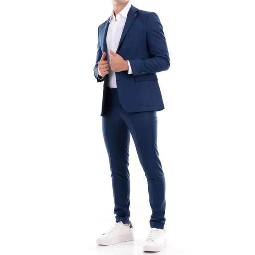 Men’s navy blue suit with white shirt and sneakers, ideal for spring summer wear