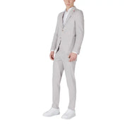 Men’s light grey two-piece suit with white dress shirt and sneakers for spring summer style