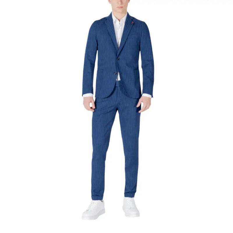 Mulish Herrenanzug aus blau-weiß gestreifter Baumwolle, Slim Fit, ABS990, bestehend aus marineblauem Blazer und Hose mit dezenten helleren Streifen