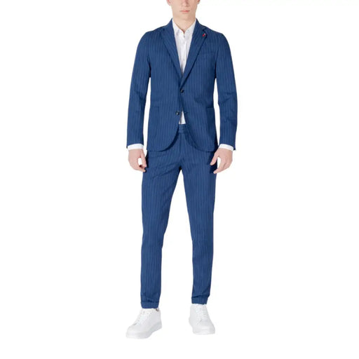 Mulish Herrenanzug aus blau-weiß gestreifter Baumwolle, Slim Fit, ABS990, bestehend aus marineblauem Blazer und Hose mit dezenten helleren Streifen