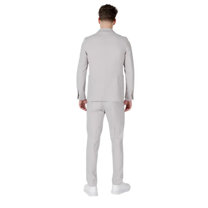 Ein elegantes Hellgrau mulish Slim-Fit-Herrenanzug aus Polyester-Viskose-Mischgewebe mit modernem, tailliertem Schnitt und dezenter Textur