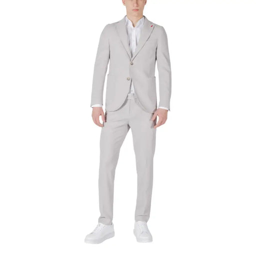 Mulish Grauer Herrenanzug in schmaler Passform aus Polyester-Viskose-Mischgewebe mit hellgrauem, tailliertem, einreihigem Sakko und passender Hose.