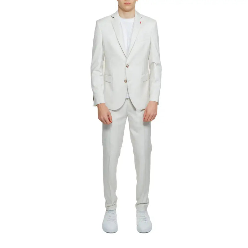Mulish Herrenanzug, beige, schmal geschnitten, zweiteilig aus Polyester-Viskose-Mischgewebe, strahlend weiß, mit taillierter Passform und passenden Knöpfen