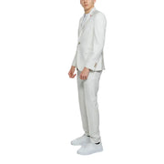 Ein elegantes, gebrochenes Weiß mulish Herrenanzug mit einreihigem Sakko und schmal geschnittener Hose aus Polyester-Viskose-Mischgewebe