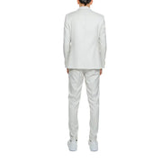 Ein eleganter, weißer, taillierter Anzug mit strukturiertem Blazer und passender Hose aus glattem Polyester-Viskose-Mischgewebe
