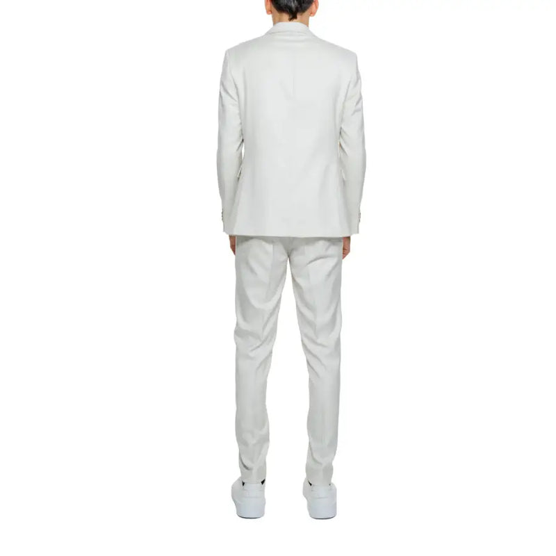 Ein eleganter, weißer, taillierter Anzug mit strukturiertem Blazer und passender Hose aus glattem Polyester-Viskose-Mischgewebe