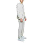 Mulish Herrenanzug, beige, schmal geschnitten, aus Polyester-Viskose-Mischgewebe, bestehend aus einem eleganten, hellgrauen, taillierten, einreihigen Sakko und passender Hose.
